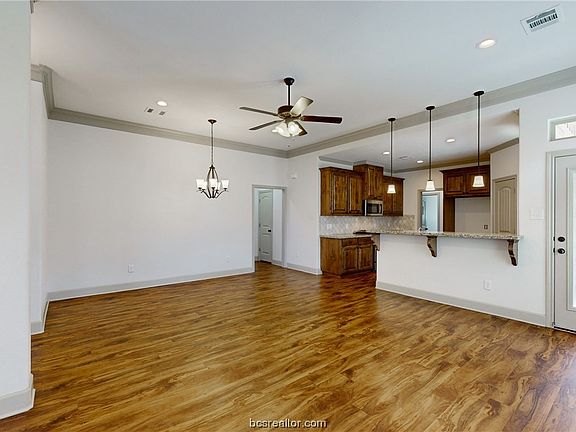 3rd image of 1812 Lakeshore Cir