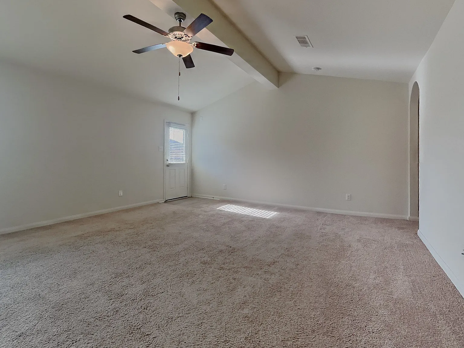 3 bed, 2.0 bath, 1844 sqft, $2,025 — Photo 3