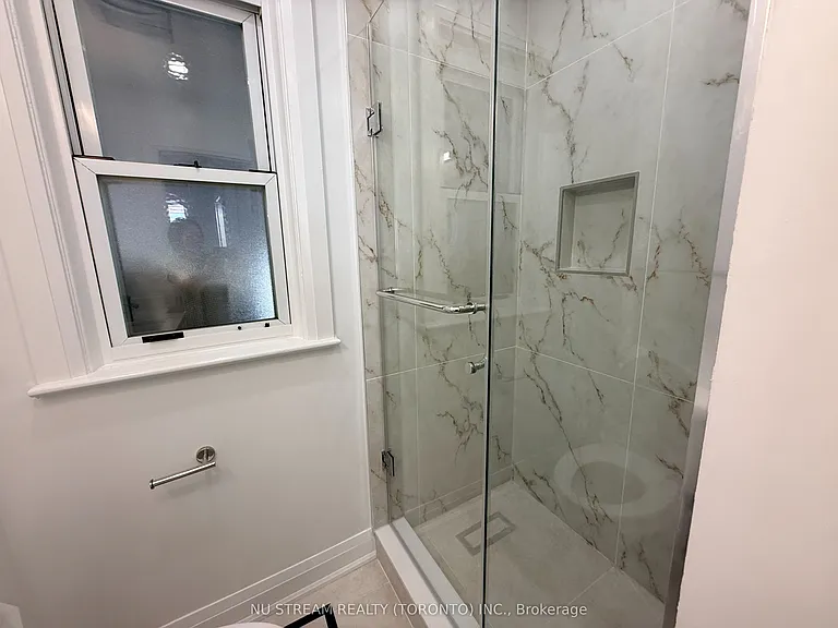 6 Rosemarie Dr #UPPER LEVEL — Photo 15