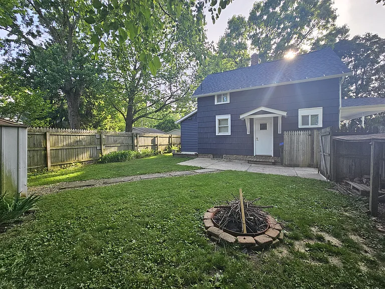 542 Broadway St E — Photo 2