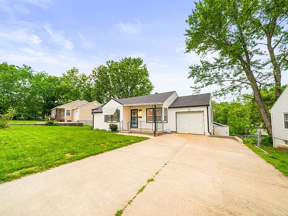 Large driveway with 1-car garage