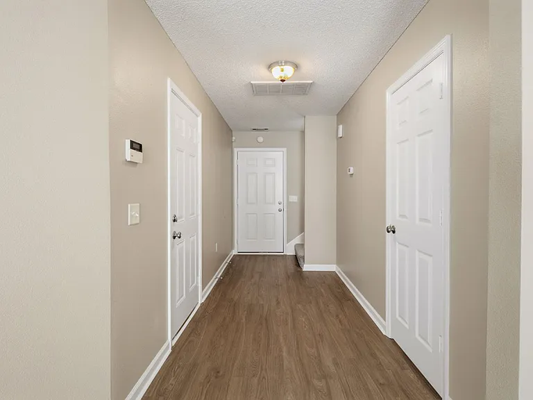 1014 Towne Park Dr — Photo 3