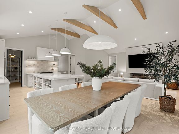 3rd image of 27 Maple Leaf Ave S