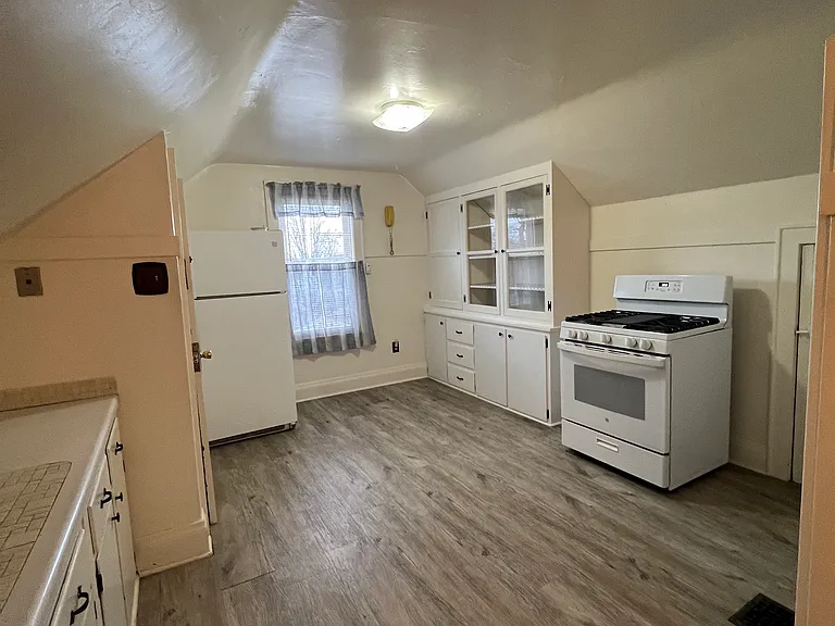 7526 27th Ave — Photo 3