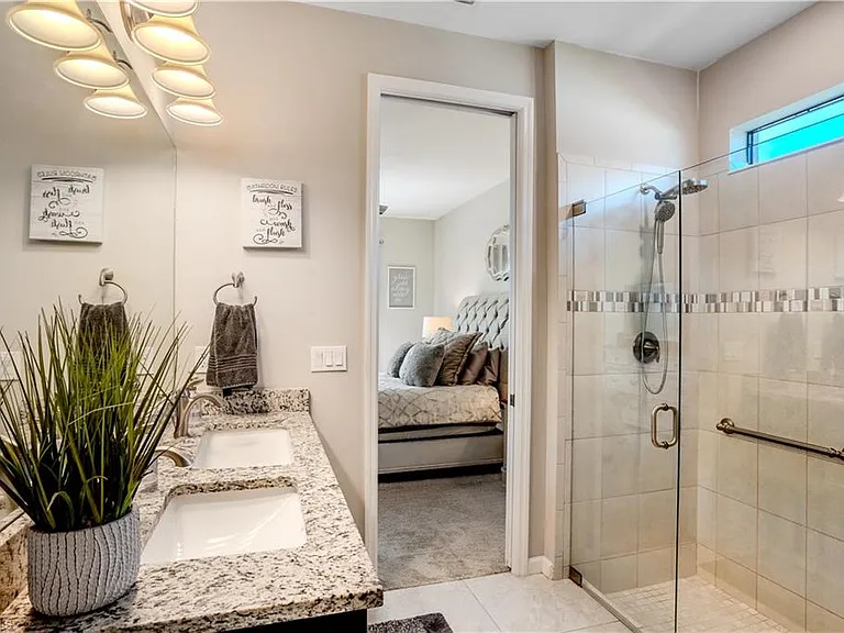 2077 Hamlin St — Photo 17