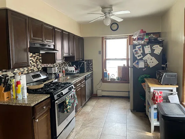 Large 3 bed 1 bath minutes to Path — Photo 2