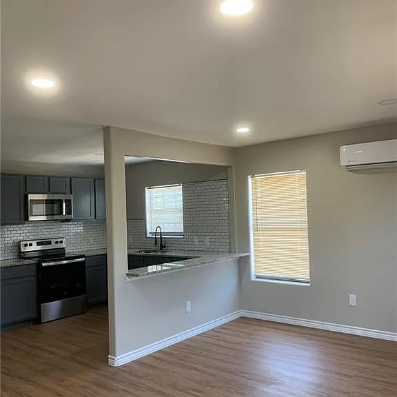 2833 Lawnview St #B — Photo 3