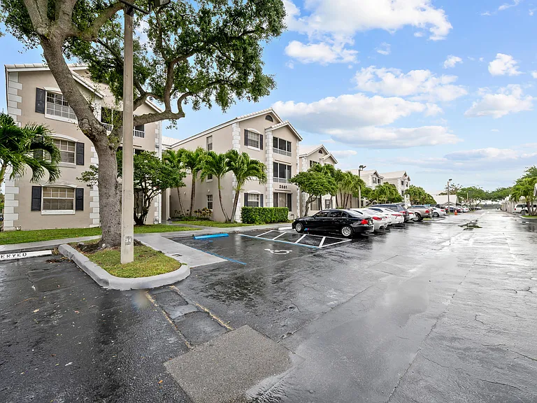 2861 N Oakland Forest Dr #202 — Photo 25