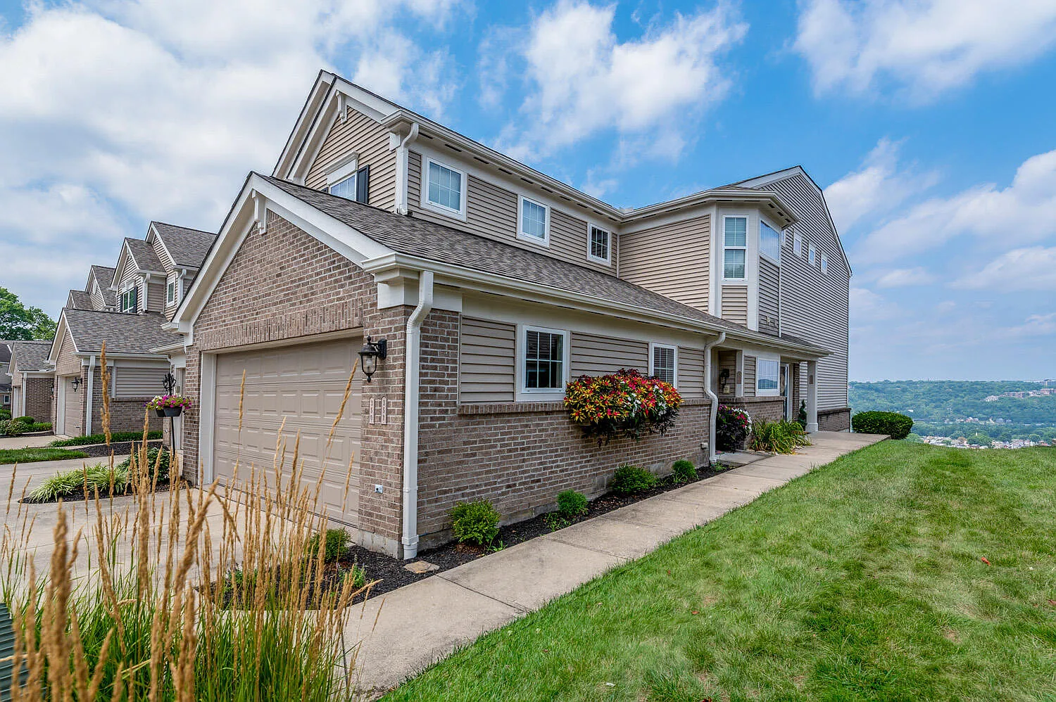 352 Riverbend Dr photo 1