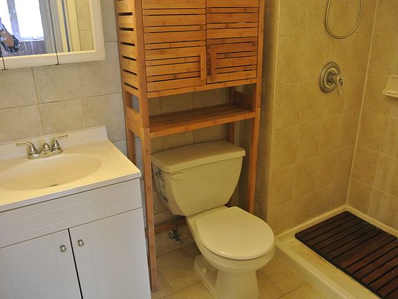 4th image of 2583 Schurz Ave