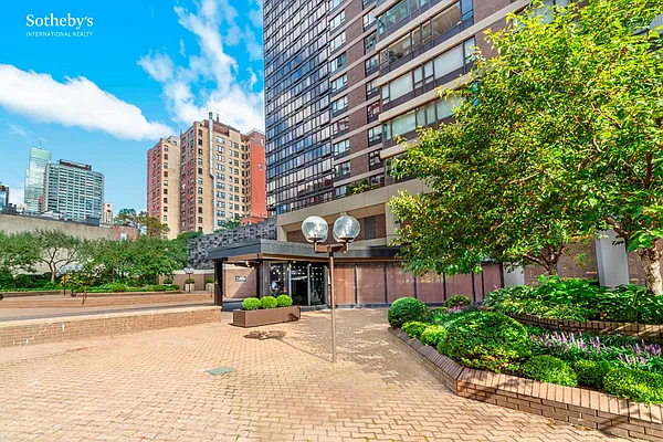 Sold by Sotheby's International Realty | media 21