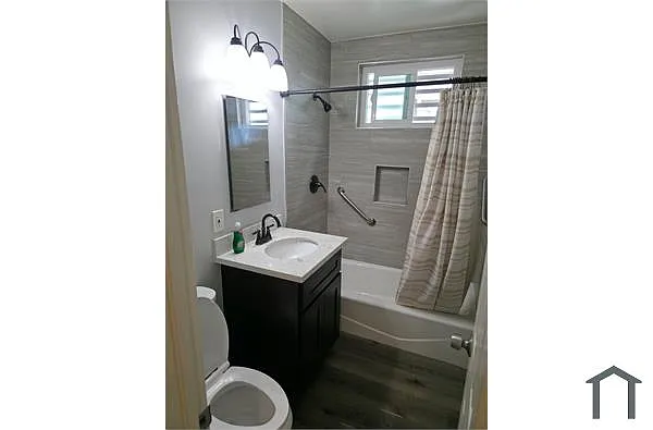 Building Photo - 3870 La Salle Ave #1