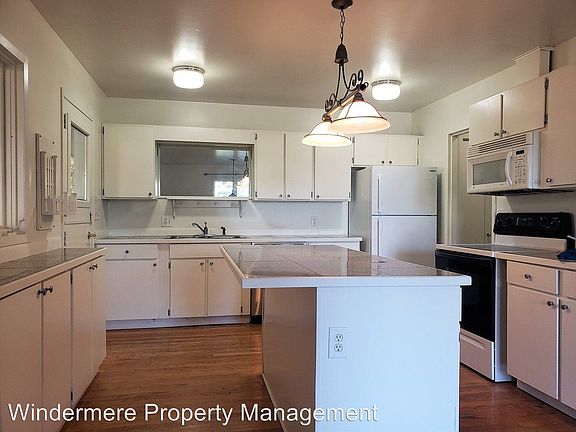 4th image of 1020 Lovell Ave NW
