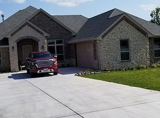 913 W Apache Trl, Granbury, TX 76048