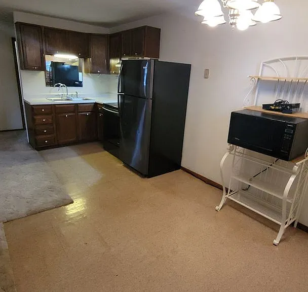 119 E Maple St — Photo 2