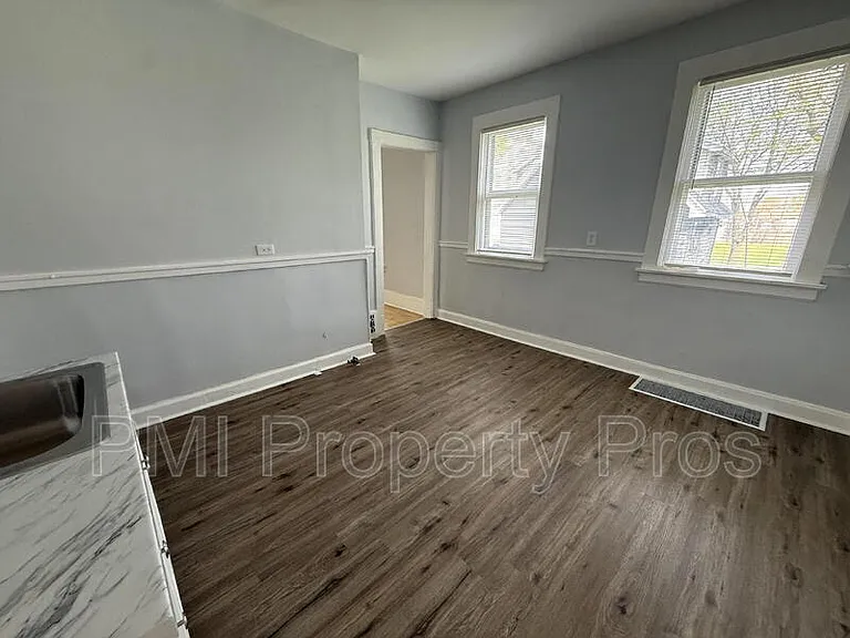 3109 W Walnut St — Photo 12