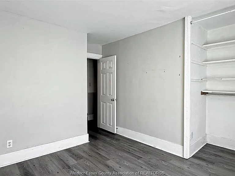 1424 Wyandotte St W — Photo 19