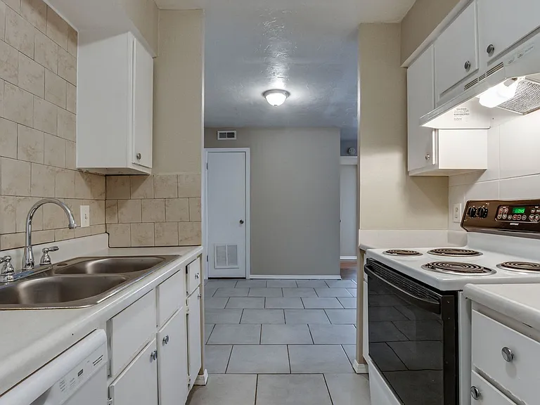 6026 Nw Expy #C — Photo 17