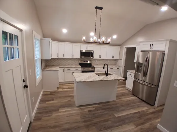 23 Woodstock Rd, Pomfret Center, CT 06259