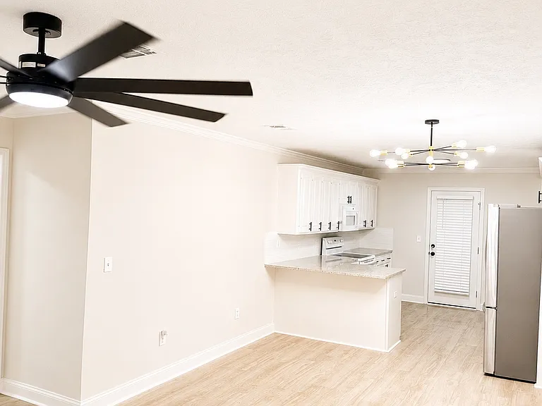 136 Cedar Spring Cir — Photo 4