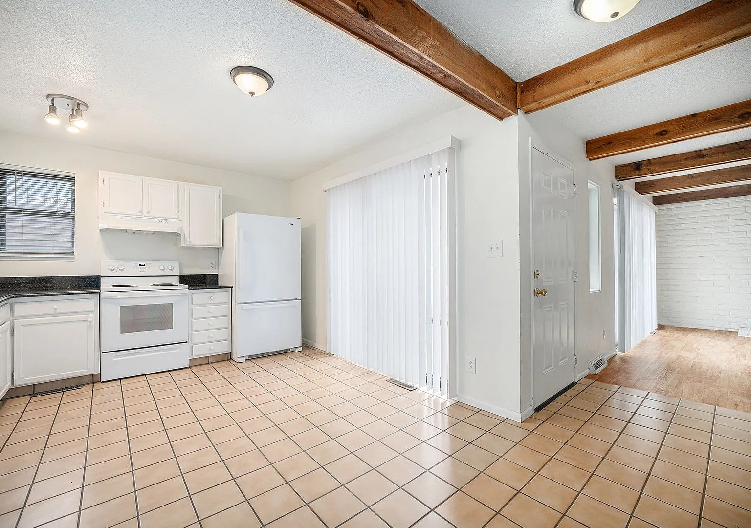 Charming 2 Bedroom 1.5 Bathroom Condo in Southeast Denver available Now! — Photo 3