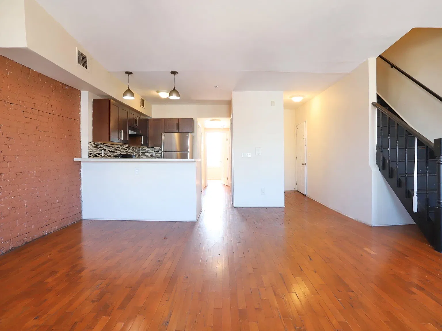 2 bed, 1.0 bath, 921 sqft, $2,350 — Photo 3