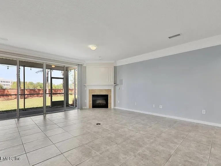 11225 N Castlemain Cir — Photo 9