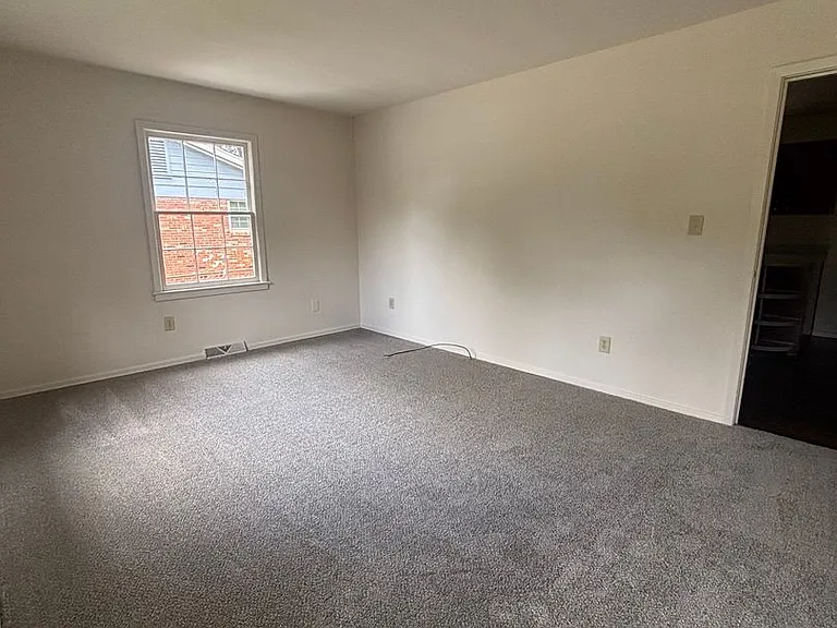 614 Kentbrook Dr — Photo 2