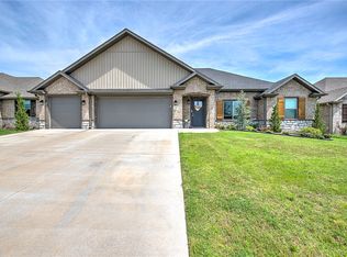 912 E Pinnacle St, Prairie Grove, AR 72753