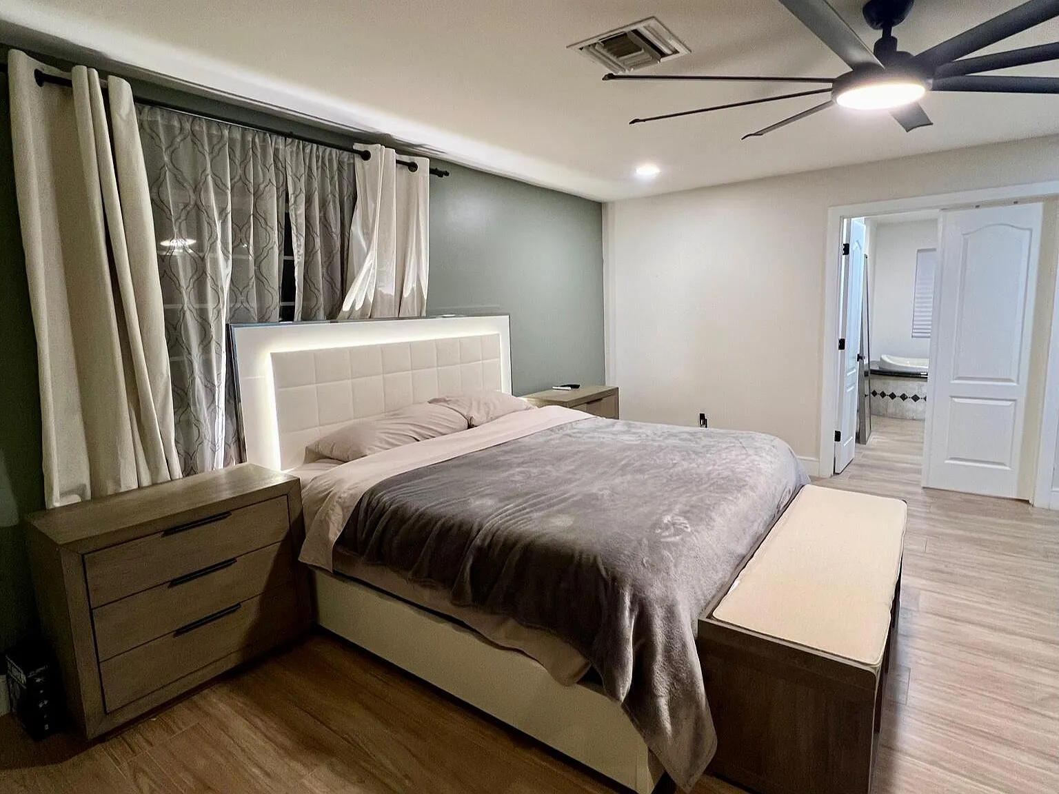 3 bed, 3.0 bath, 2478 sqft, $5,000 — Photo 4