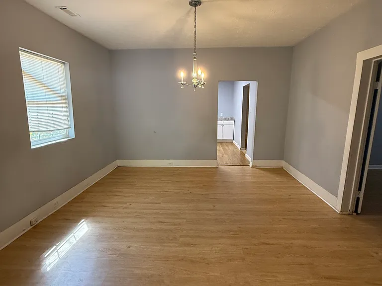 1006 W College St — Photo 3