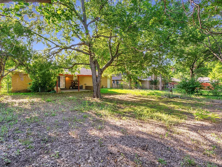406 N Bonham Dr — Photo 37