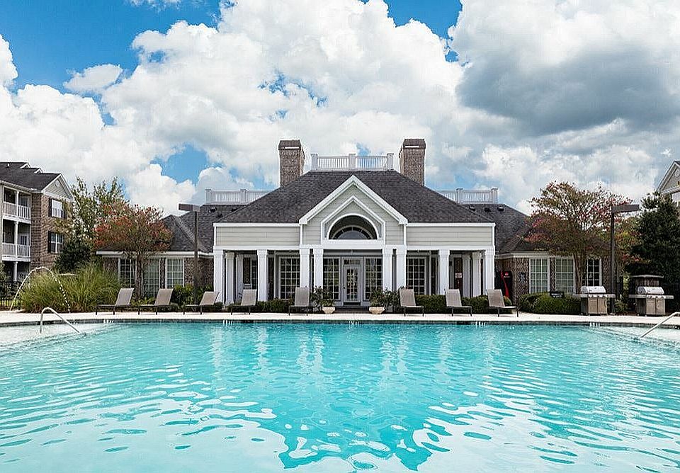 Pool and Clubhouse