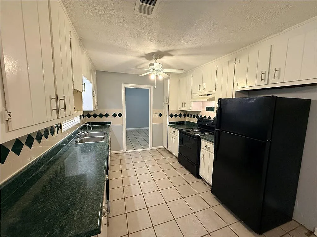 3 bed, 2.0 bath, $1,795 — Photo 4