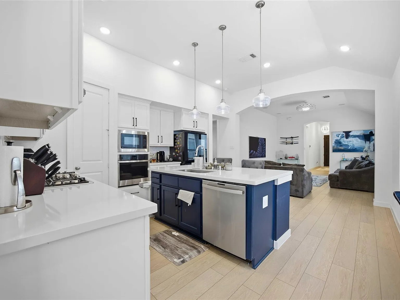 4 bed, 2.5 bath, 1904 sqft, $2,900 — Photo 1