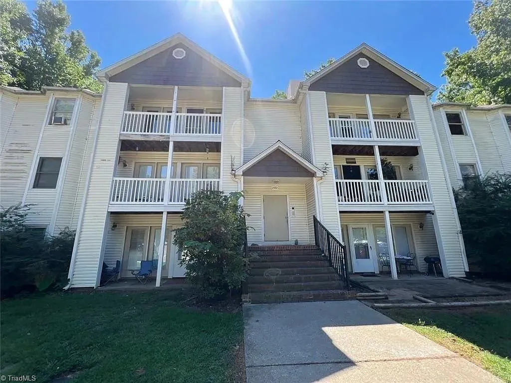 2 bed, 975 sqft, $1,195 — Photo 1