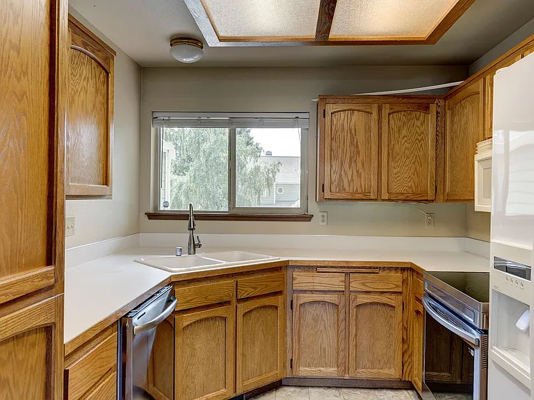 1250 SW Heller St #E1 — Photo 2