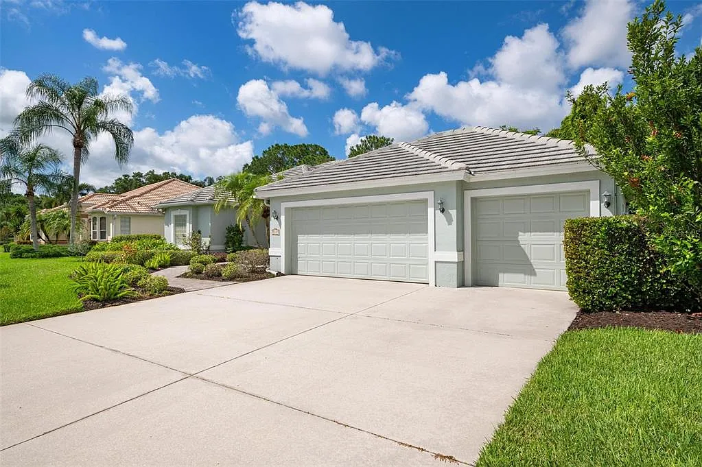 3 bed, 2.5 bath, 2220 sqft, $3,400 — Photo 2