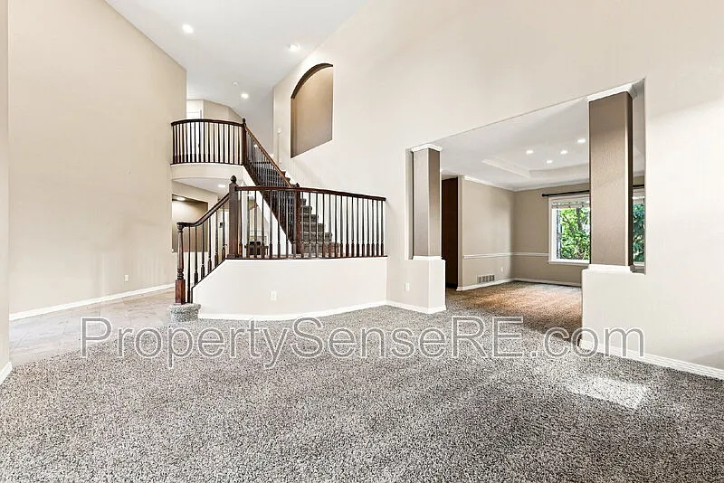 4 bed, 4.5 bath, 3849 sqft, $5,400 — Photo 4