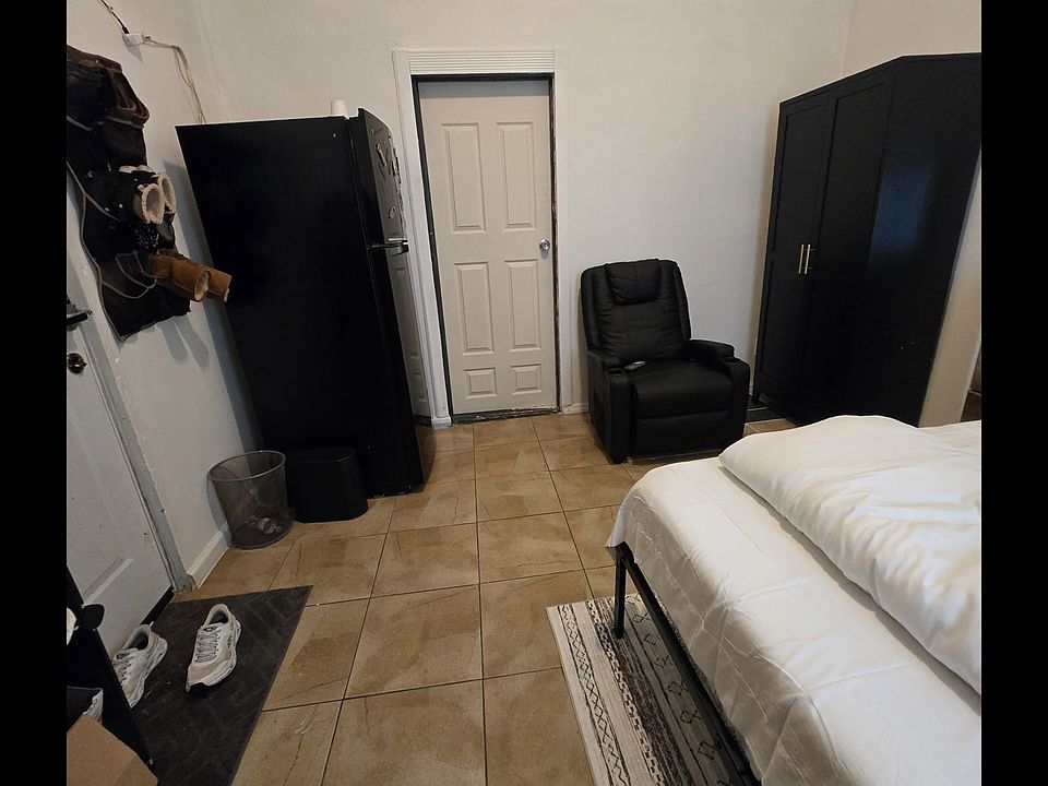 1st image of 1651 Holland Ave APT 1