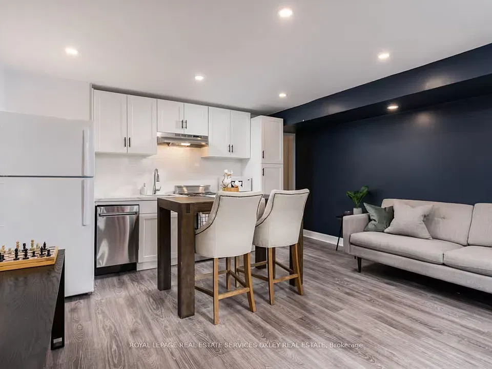 20 Alcina Ave #LOWER