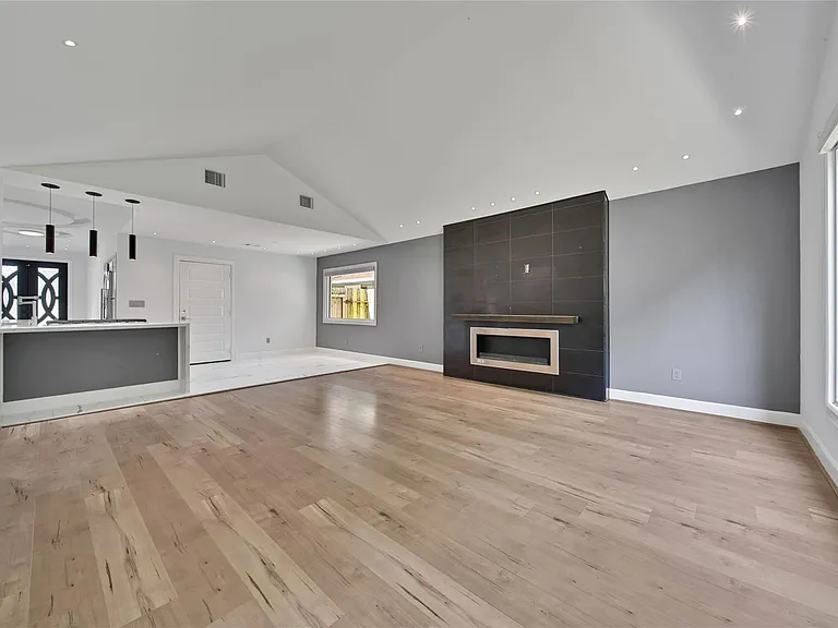 2206 Saxon Dr — Photo 3