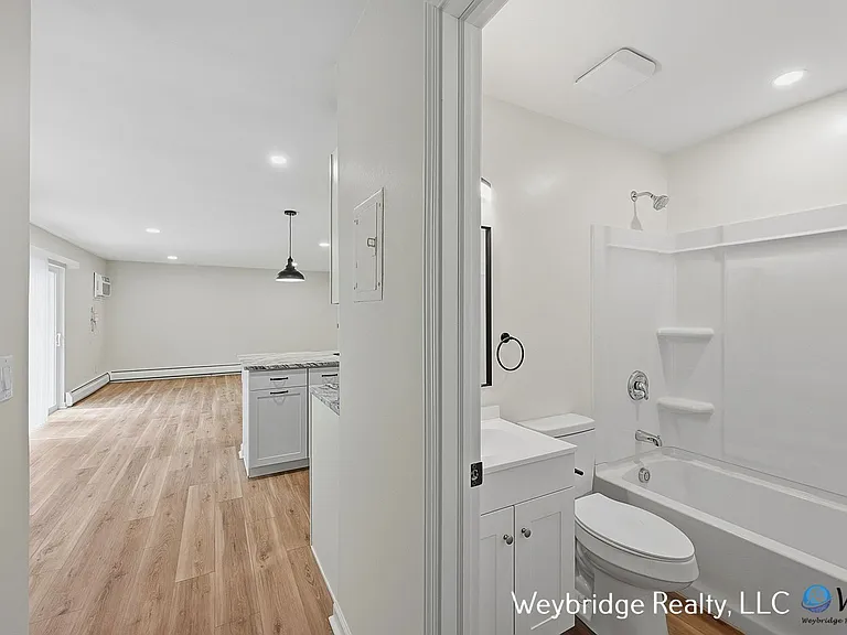E North 205 — Photo 8