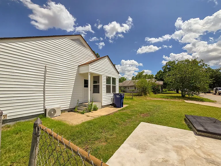 635 W Franklin St — Photo 29