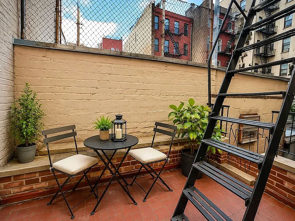 2nd image of 234 Mott St APT 2