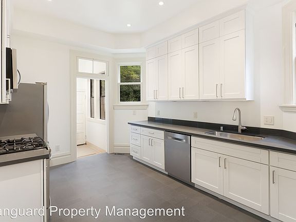 2nd image of 1425 Oak St #1425