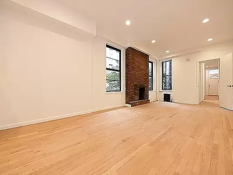 257 W 21st St #1W — Photo 3