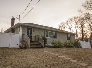 90 Lakeview Dr, Patchogue, NY 11772