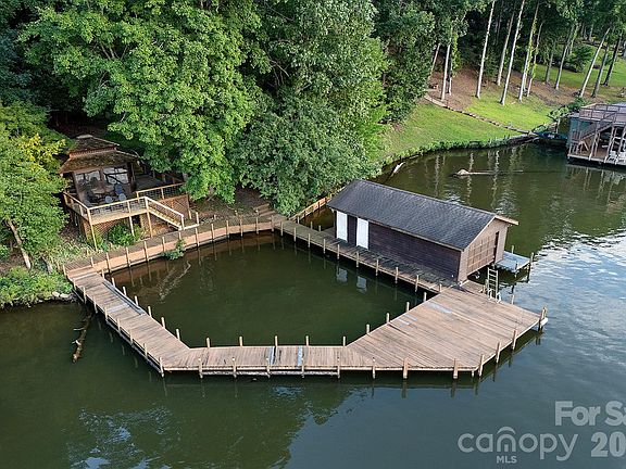 5th image of 221 Malabar Dr