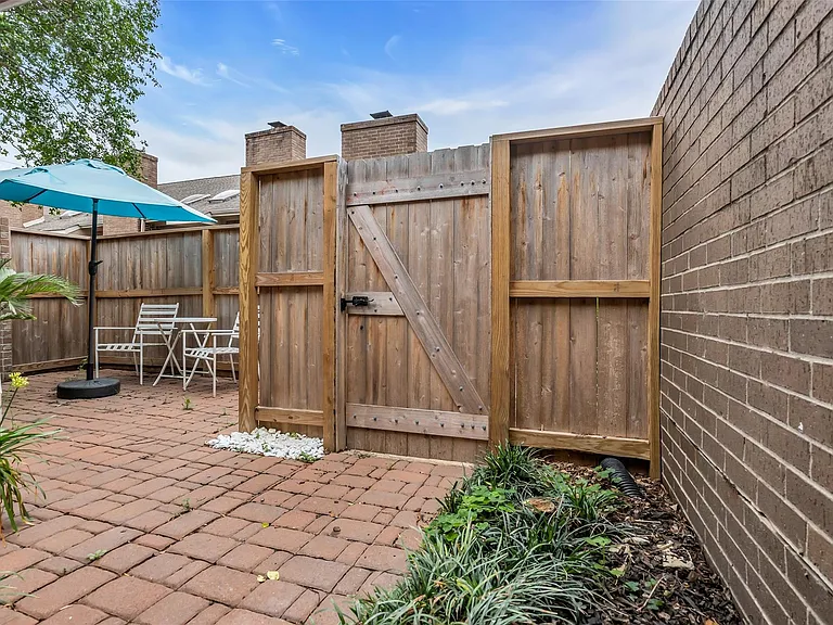 13740 Hollowgreen Dr #605 — Photo 37